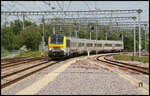 Ein belgischer Intercity fährt hier am 24.5.2023 auf dem Weg nach Brüssel Midi um 15.24 Uhr mit der SNCB Lokomotive 1353 durch den Bahnhof Kleinbettingen in Luxemburg.