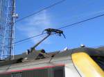 Detailfoto des Stromabnehmers der E-Lok 1358. Mir sind die blanken Kupferkabel oben am Stromabnehmer noch nie so aufgefallen. Bild aufgenommen im Bahnhof von Libramont am 10.02.08.