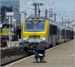 Wie entsteht ein Bild aus der Froschperspektive? Beim Bahnbildertreffen in Bruxelles Midi am 30.05.09 lieferte Lawrence Fredholm so manche Demonstration seiner bevorzugten Fotoposition, wie hier beim Ablichten des von ihm so geliebten IC A Eupen-Oostende. (Jeanny)