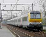 Der IC A Oostende-Eupen braust am 10.04.09 mit einer Geschwindigkeit von 140 km/h in seiner vollen Lnge durch den Bahnhof von Hansbeke.