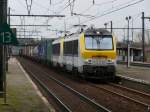 1326 mit Schwesterlok mit einem Containerzug am Haken bei der Durchfahrt in Antwerpen-Noorderdokken. Aufgenommen am 20/03/2010.