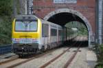 IC-Zug Oostende-Eupen fhrt durch den Tunnel von Trooz (Linie 37). Elektrolok 1360 am Schieben. 25.09.2010