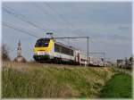 Am 10.04.2009 fhrt die HLE 1351 mit M 6 Wagen an der Kirche von Hansbeke vorbei in Richtung Brugge.