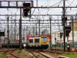 1305 und 1324 von der SNCB fahren mit einem Stahlzug und fahren durch Hasselt(B) und fahren in Richtung Tongeren(B) bei Wolken am 7.6.2012.