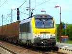 Luxemburg, Schouweiler, die SNCB HLE 1304 mit einem Containerzug ausnahmsweise auf dem linken Gleis der Linie 70 Rodange-Luxemburg via Dippach in Schouweiler.