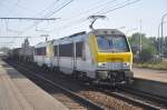 NMBS hle 1332 und ein Schwesterlok für einem kurzen gemischten Güterzug, aufgenommen 01.08.2015 am Bahnhof Antwerpen-Luchtbal 