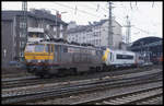 Die SNCB 1601 mit Märklin Werbung fährt hier am 18.2.2001 um 13.03 Uhr mit einem D nach Köln in Aachen HBF ab.