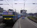 Die belgische Mehrsystem-Lok 1604 hat in Aachen Hbf am 4.8.04 den EN  Jan Kiepura  Warschau-Aachen-Brssel bernommen,wartet auf Stromwechsel,um den Bgel heben zu knnen.Danach Bremsprobe und los