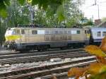 SNCB-Lok 1608 geniesst einen sonnigen Herbsttag im Bahnhof Welkenraedt. Auffallend die besondere, damals von Mrklin gesponsorte, Lackierung der Lokomotive. Diese Lok war bis 2002 hauptschlich auf der Linie Ostende - Kln im Einsatz. Die Loks der Serie 16 waren brigens ausgerstet, um in Belgien, Deutschland, Niederlande und Frankreich zu verkehren. Aufgenommen am 19/10/2008.