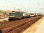 1606 (NMBS/SNCB) mit D 422 Köln-Ostende auf Bahnhof Düren (Deutschland) am 29-10-1993.
