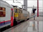 Als der Thalys weg war, sah ich auf dem anderen Bahnsteig die 1608 in ihren gold/gelben Mrklin Look, die im Begriff war im strmenden Regen mit ihren M 4 Wagen den Bahnhof Bruxelles Midi in Richtung Schaerbeek zu verlassen. 27.02.09 (Jeanny)