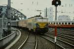 1608 (SNCB) wird mit Schnellzug nach Oostende Anfang der 1980er Jahre in Köln Hbf.