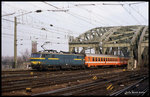 SNCB 1608 verlässt am 20.03.1996 um 16.02 Uhr mit dem D nach Oostende die Hohenzollernbrücke in Köln.