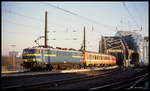 Die belgische 1607 verlässt hier am 30.11.1989 um 14.58 Uhr mit dem IC nach Oostende die Hohenzollernbrücke in Köln und fährt in den Hauptbahnhof ein.