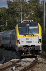 Mit roten Lichtern zieht die Elektrolok 1811 den IC-A-Zug Eupen-Oostende in der Herbesthaler Kurve (23.09.11).