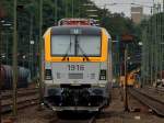 Zwei neue belgische Siemens-Eurosprinter am 08.08.2012 in Aachen West. Die BR 18 scheint durchnummeriert zu sein, diese Loks tragen die Nummern 1916 und 1915. Von einer Cobra gezogen werden die neuen Loks kurze Zeit spter ber die Montzenrampe nach Belgien gebracht.