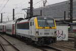 Am 19.08.2016 zieht 1911 (Siemens ES 2007) den IC1506/1606 nach Genk aus dem Bahnhof Brüssel Midi.