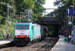 Die Cobra 2825 kommt aus Richtung Köln,Aachen-Hbf und fährt durch Aachen-Schanz mit einem Güterzug aus Köln-Gremberg(D) nach Zeebrugge-Vorming(B)  und fährt in Richtung