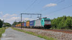Die 186 215 von Railtraxx mit einem Containerzug in Hever am 14.06.2019 Richtung Leuven.