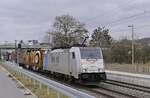 Railpool 186 294-5 für LIneas fahrend mit einem  Containerzug in Sulzbach gen Weinheim fahrend am Dienstag den 22.02.2022 
