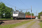 186 294 von Railpool/Lineas mit einem gemischten Güterzug in Bassenge gen Hasselt.