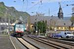 Alpha Trains Belgium E 186 233, vermietet an Lineas (2831), mit Containerzug in Richtung Bingen (Bacharach, 16.04.19).