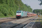 Die 186 209 B-ATLU der belgischen Güterbahn LINEAS fährt fernab ihrer Heimat durch Aßling südöstlich von München Richtung Rosenheim.