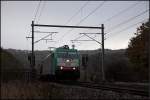 E186 207 (2815) hat mit ihrem Autoleerzug seit einigen 100 Metern das Streckennetz der Belgischen Staatsbahn erreicht und rollt nun talwrts in Richtung Montzen. (22.10.2009)

