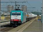 Die TRAXX 2819 donnert am 23.06.10 mit einem langen Kesselzug durch den Bahnhof Antwerpen Luchtbal. (Hans)