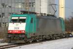 E186 218(2826) fhrt mit Containerzug am 5.1.11 durch Duisburg Hbf