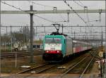 Ein IC Bruxelles Midi - Amsterdam Centraal mit der TRAXX 2816 braust am 10.03.2011 durch den Bahnhof von Lage Zwaluwe. (Hans)