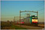 E186 208 (2816) fhrt mit einem internationalen Zug nach Belgien bei Dordrecht am Nachmittag des 14.