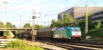 Die Cobra 2813 kommt aus Richtung Kln,Aachen-Hbf mit einem langen Papierzug aus Kln-Gremberg nach Zeebrugge(B) und fhrt in Aachen-West ein in der Abendsonne am 14.6.2013.