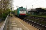 Die Cobra 2819 kommt als Lokzug die Kohlscheider-Rampe hoch aus Richtung Neuss und fährt in Richtung Aachen-West und fährt durch Kohlscheid bei Sonne und Wolken am Morgen des 24.4.2014.