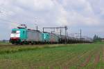 Gemeinsam ziehen HLE 2811 und 2843 einen langen Kesselwagenzug vom Antwerpener Hafen kommend nach Aachen-West. Aufgenommen am 12/06/2010 an der Schleife bei Ekeren.