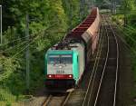 Gerade ist die Cobra 2829/E 186 221 sammt einem mit Kalkgestein beladen Selbstentladerzug durch den Rheydter Hbf gefahren und strebt nun nach Mönchengladbach Hbf.
3.8.2014