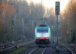 Ein Nachschuss von der Cobra 2824  kommt als Lokzug die Kohlscheider-Rampe hoch aus Richtung Neuss und fährt in Richtung Aachen-West und fährt durch Kohlscheid.