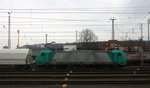 Die Cobra 2826 steht in Aachen-West mit einem Kalkleerzug aus Millingen(D) nach Yves-Gomezee(B) und wartet auf die Weiterfahrt nach Belgien. Aufgenommen vom Bahnsteig in Aachen-West.
Bei Regenwolken am Nachmittag vom 24.3.2016.