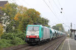 SNCB 2828 bespannte zum Aufnahmezeitpunkt einen Ganzzug mit leeren Wagen eines Kalkverkehrs.
Aufgenommen am 21. Oktober 2016 in Duisburg-Rheinhausen, genauer vom Haltepunkt Rheinhausen Ost aus.