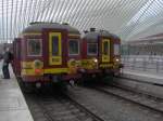 Zwei belgische Triebzge im Ltticher Bahnhof.