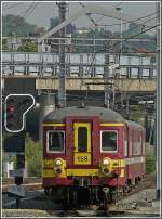 Einen wunderschnen Anblick bieten die belgischen Altbautriebzge, wie hier AM62 158 bei der Einfahrt in den Bahnhof Lige Guillemins am 23.06.10.