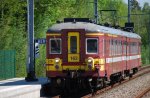 IR-Zug Lttich-Aachen hlt an der Haltestelle Hergenrath, 200 m vor der Netzgrenze Infrabel-DB (AM 62-63).