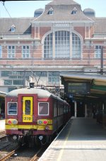 L-Zug nach Welkenraedt wartet auf den IC-Zug aus Oostende und Brssel.