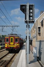 Vor dem Signal im Bhf Welkenraedt hlt der Triebzug AM 62-63 Nr.