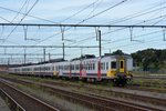 Blick auf 5 abgestellte Triebwagen im Bahnhof Mouscron/Mouskroen.