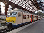 Ein Triebzug vom Typ AM 80 wartet im Bahnhof Antwerpen Centraal auf die Abfahrt.