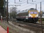 SNCB-Triebwagen 424 der Serie AM 80 (Break) passiert soeben den letzten beschrankten B am Ortsausgang von Hoeselt.