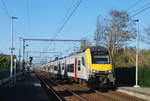 AM 08075 hält im Bhf Lissewege an (Zug Zebrugge-Mecheln am 22. Oktober 2020).