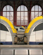 Drei Züge / drei Fenster.

Drei Triebzüge vom Typ AM 08 in Antwerpen Centraal. Die großen Fenster erinnern an eine Kirche.

24.06.2016 (M)