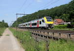 SNCB/NMBS Triebzug 08177 Desiro und fährt durch Testelt(B) in Richtung Hasselt(B).
Aufgenommen von der Wijngaardstraat in Testelt(B). 
Bei Sommerwetter am Vormittag vom 1.6.2019.